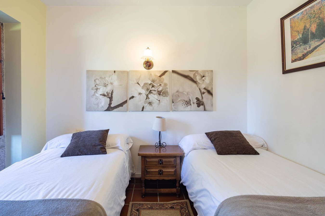 Bed and Breakfast 'Habitación Doble 2' with Mountain View, Shared Pool and Wi-Fi in Tui, Pontevedra Province