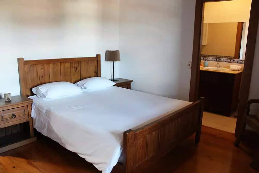 House of the three boys in Monte Córdova, Distrito de Porto