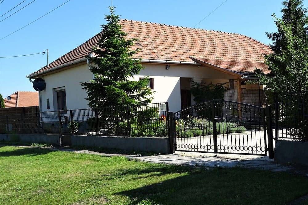 Familienfreundliches Haus mit Whirlpool für 5 Personen + Kind bis +/- 3 Jahre in Poroszló, Heves megye
