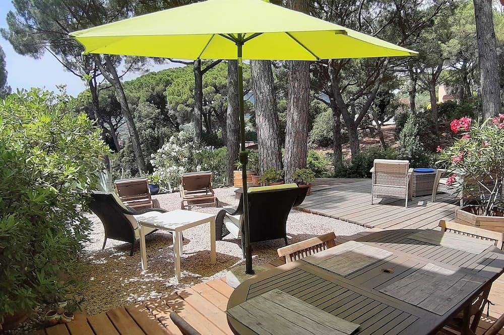 Beau Mazet 75m2, grote tuin in dennenbos, prive domein met zwembad, tennis .. in Sainte-Maxime, Draguignan en omgeving