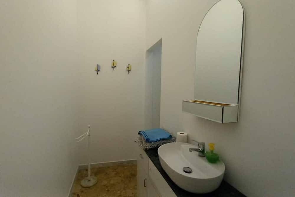 Appartement entier, Appartement 'A Due Passi Da Bari - La Casa Della' avec balcon, Wi-Fi et climatisation in Noicàttaro, Province de Bari