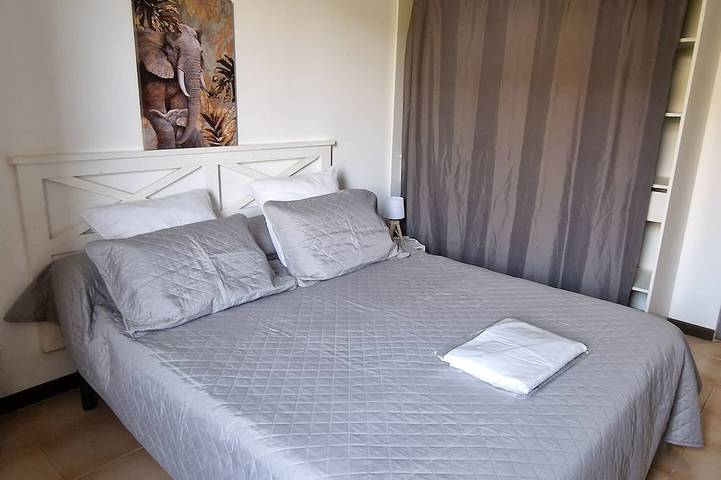 Appartement entier, Appartement avec petit jardin et place de parking, au coeur de Saint Florent. in Saint-Florent, Région de Calvi