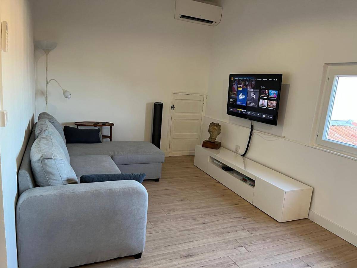 Appartement entier, One-Bedroom Apartment in Cuers, Côte méditerranéenne (France)