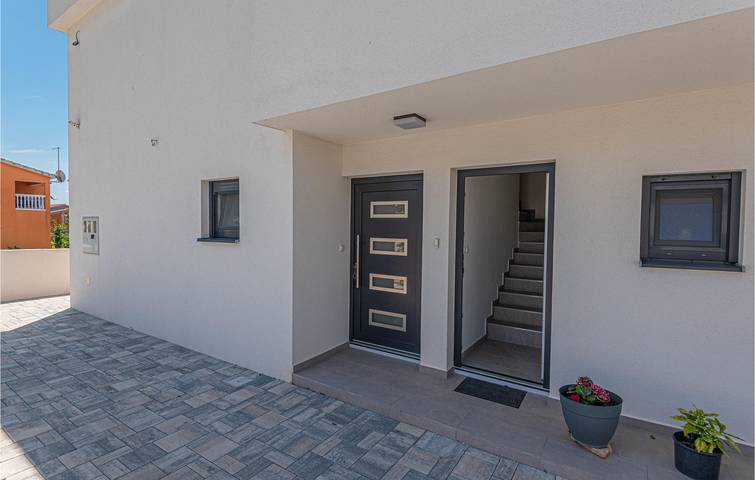 Ganze Ferienwohnung, Apartment am Meer mit Terrasse, WLAN und Parkplatz – 2 km vom Strand entfernt in Vodice, Šibenik-Knin