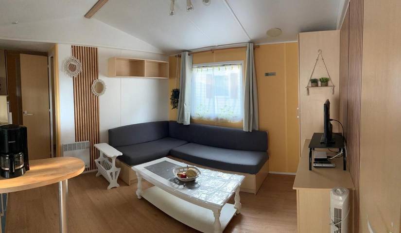 Camping pour 6 personnes, avec terrasse ainsi que jardin et piscine