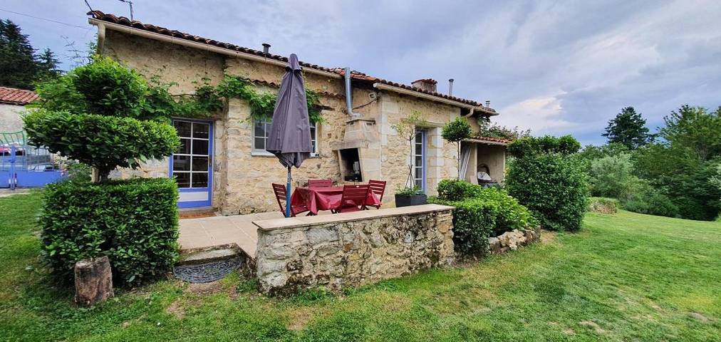 Location de vacances pour 2 personnes, avec Terrasse et Jardin ainsi que Piscine et Vue à Brossac