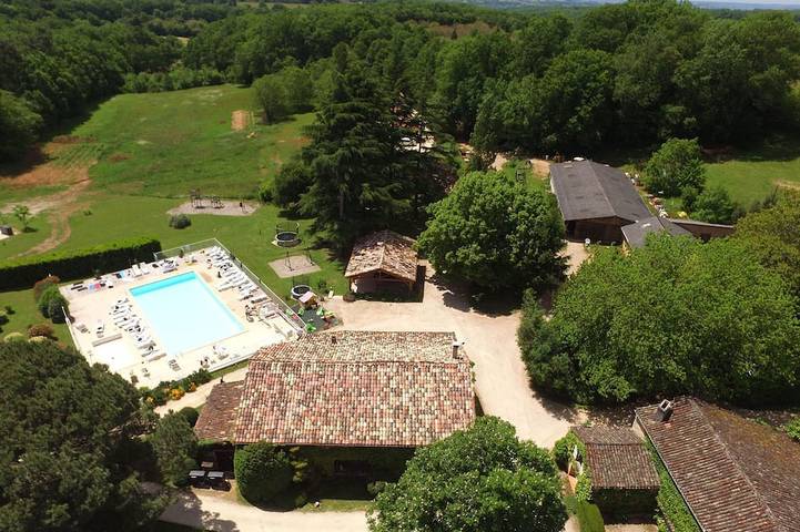 Gîte pour 20 personnes, avec piscine et sauna ainsi que jacuzzi et jardin, animaux acceptés