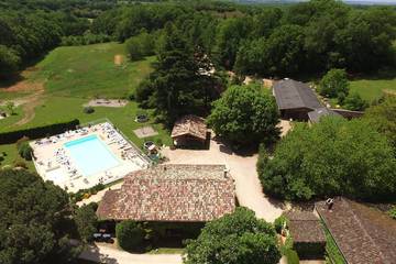 Gîte pour 20 personnes, avec jacuzzi et sauna ainsi que jardin et piscine, animaux acceptés à Gavaudun