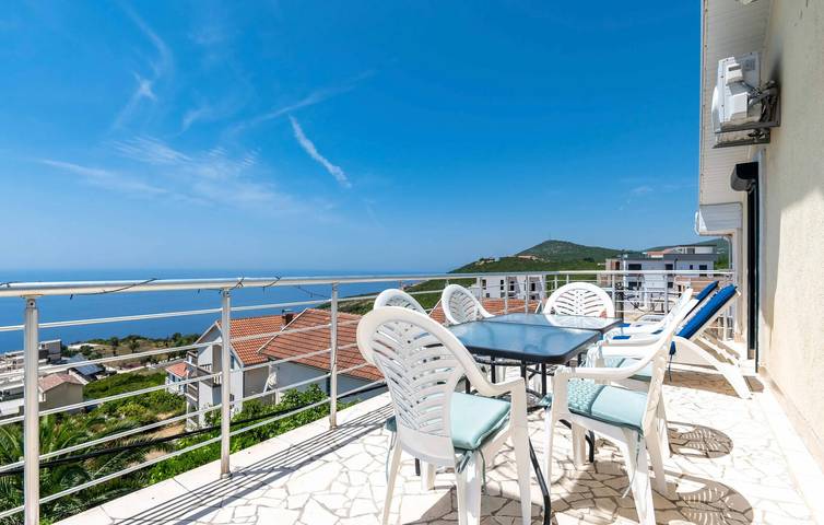 Apartamento vacacional entero, Apartamento de vacaciones para 6 personas con terraza in Municipio de Kotor