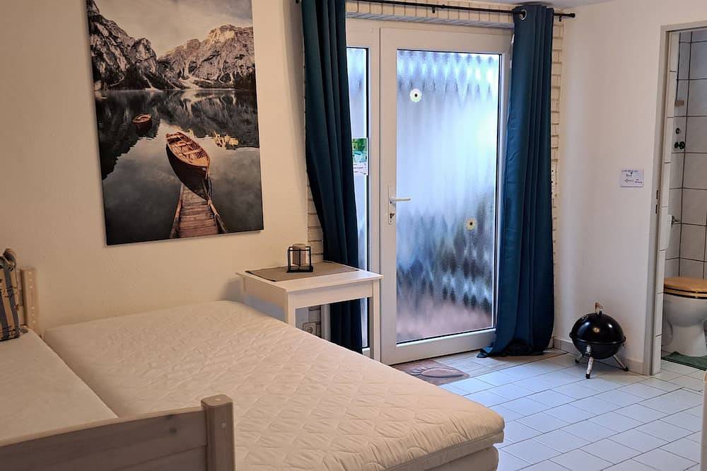 Ganze Wohnung, 2,5 Zimmer Wohnung mit Terrasse Nähe Phantasialand Eifel Therme mit Spielgeräten in Zülpich, Rheinland