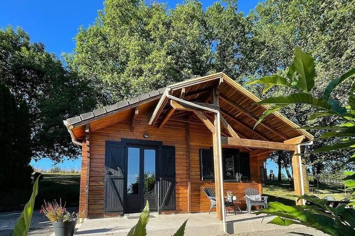 Chalet pour 4 personnes, avec terrasse ainsi que piscine et jardin, animaux acceptés