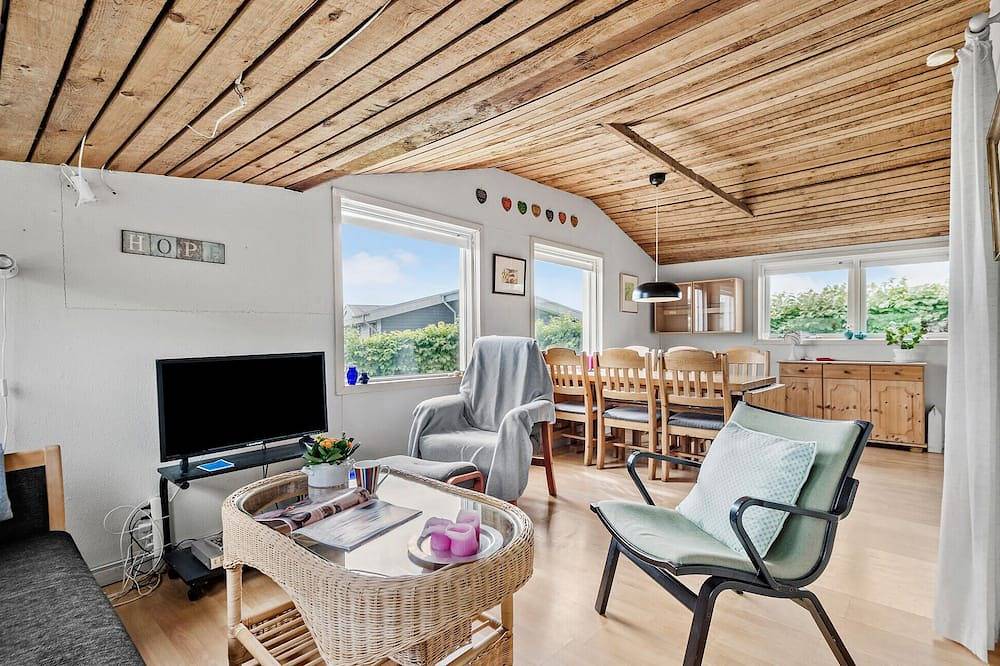 Stunning home in Esbjerg V with Wifi in Sjelborg, Esbjerg