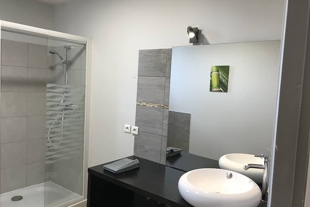 Entire apartment, Holiday Apartment in Villeneuve-lès-Béziers, Côte d'Améthyste