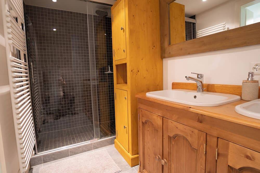 Entire apartment, Charming apartment located in Les Arsets approx. 1 km from the start of the Fracherets ski lift link in Gryon, Alpes Vaudoises