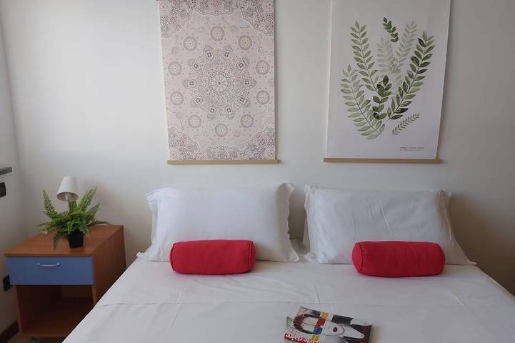 Ganze Wohnung, The studio is located in Rho, about 4 km from Fiera Milano Rho and 15 minutes from the center of Milan.It is equipped with all comforts: two single beds that can be transformed into a comfortable double if necessary, a kitchenette with kettle, microwave in Rho, Mailand Provinz
