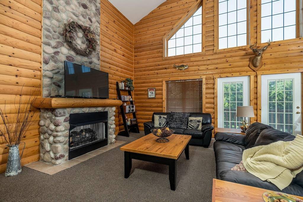 Jacuzzis & Family Kitchen & Entertainment Area in Starved Rock State Park