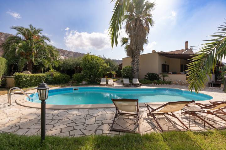 Villa 'Amazing Sunset' con Vista Mare, Wi-Fi e Aria Condizionata in Cornino, Custonaci