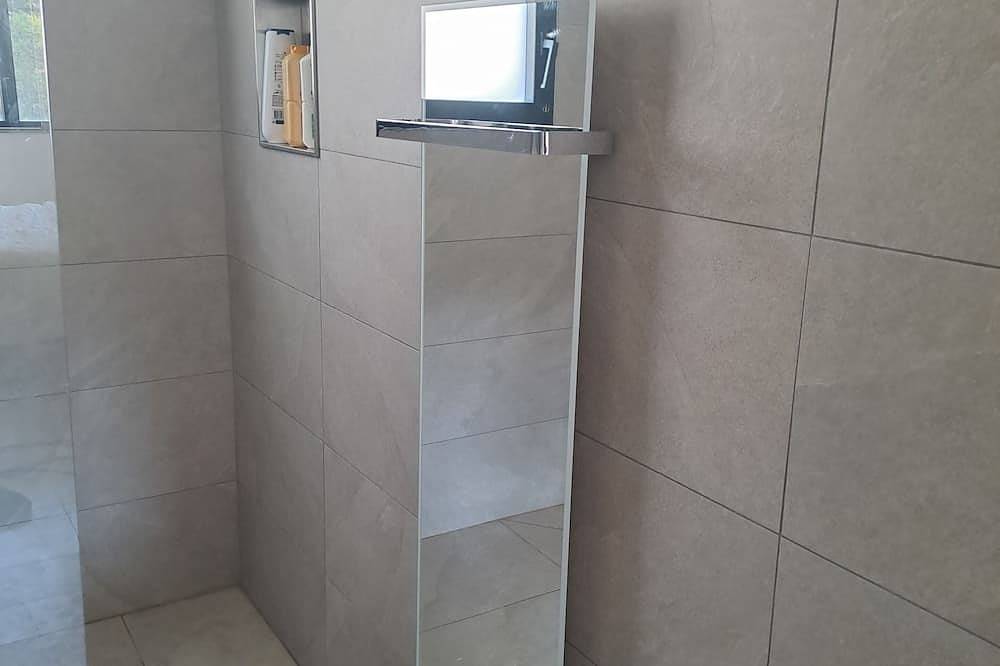 Large independent bedroom with bathroom in Luberon in Mirabeau, Regionaler Naturpark Luberon