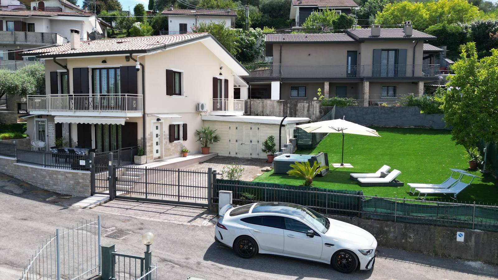 Villa on Lake Garda: Outdoor Spa and Private Garden