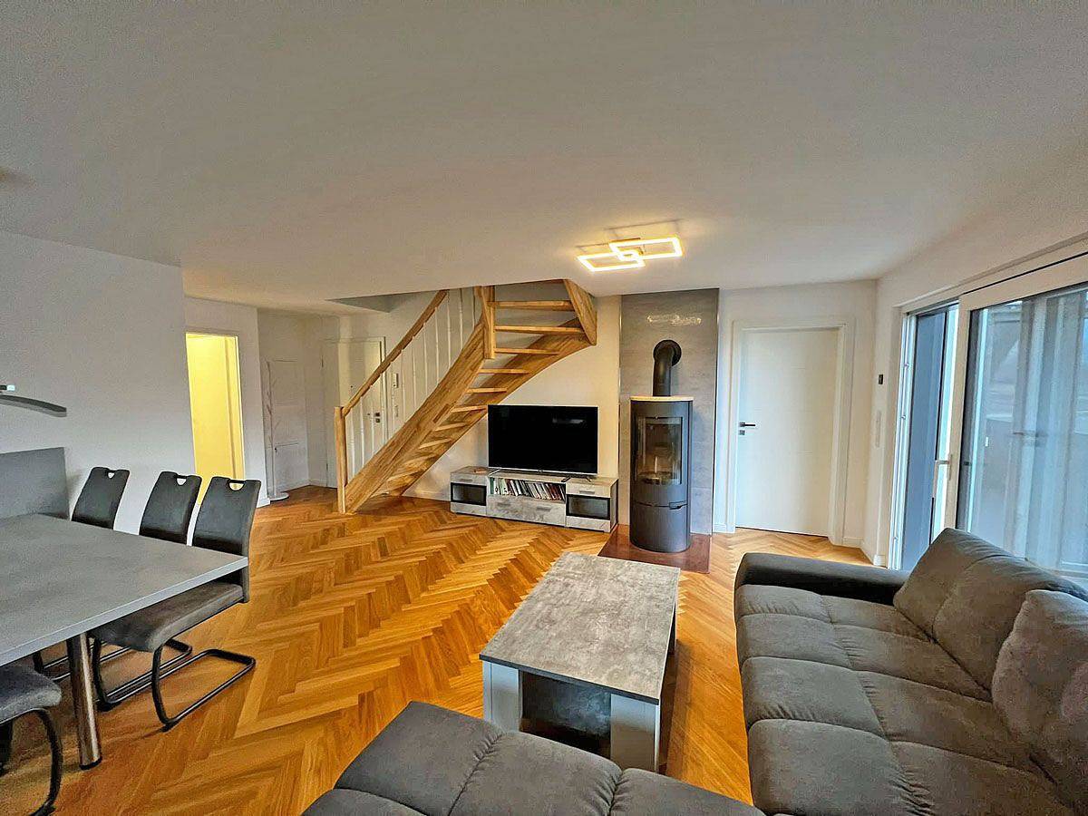 Ganze Wohnung, Moderne Fewo mit Kamin, ca. 1300m zum Sandstrand, 3 Schlafzimmer bis 6 Personen in Glowe, Rügen