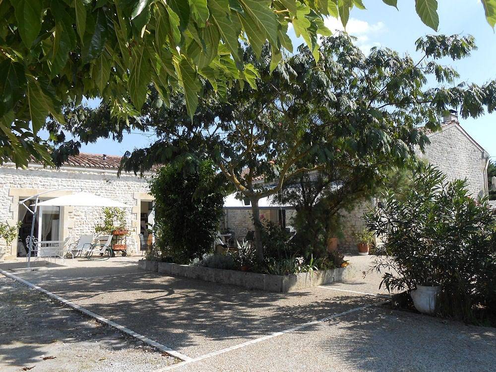 Les Roses Trémières - Chambre Lavande in Gémozac, Région de Saintes