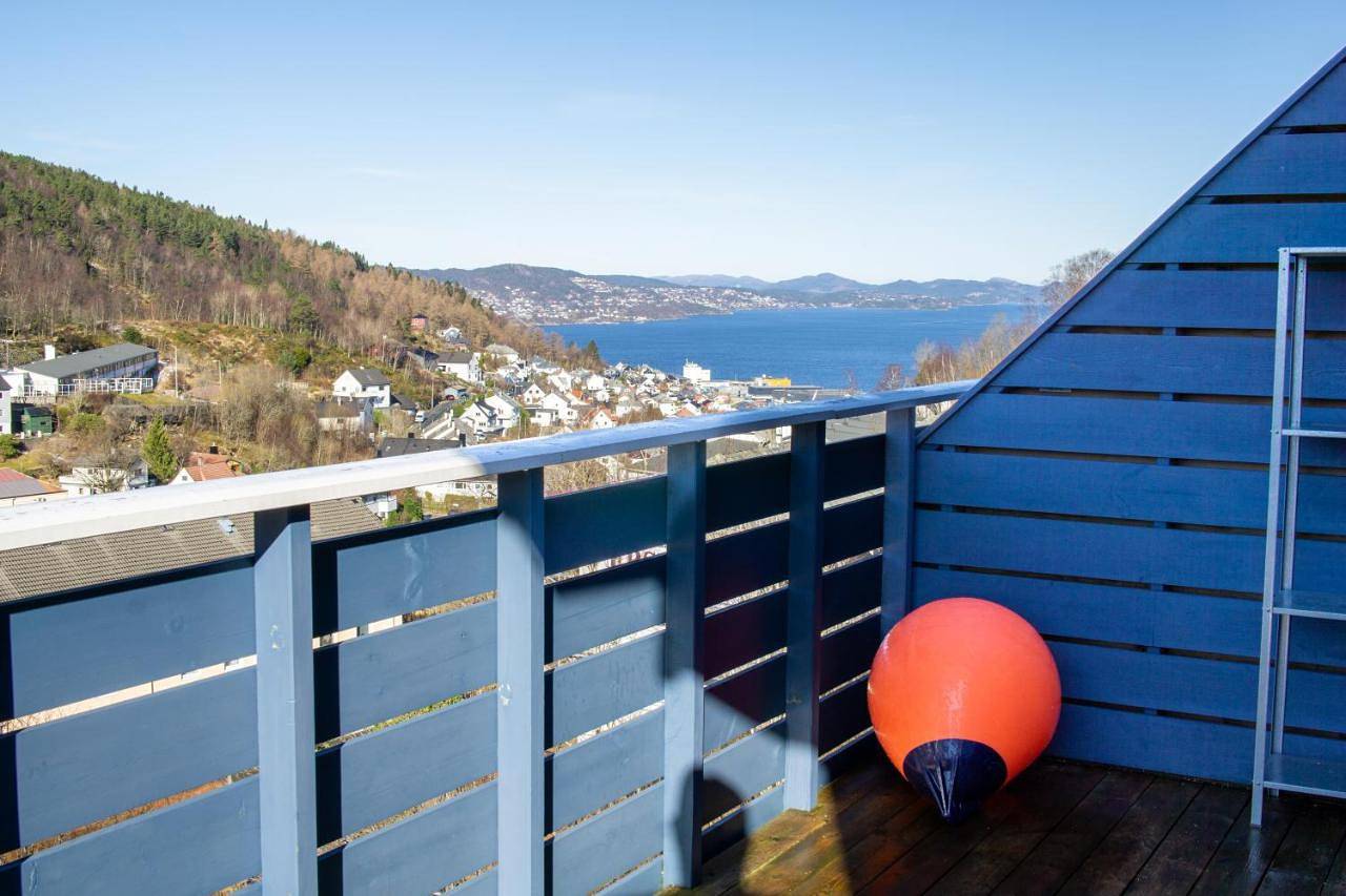 Cosy house with sunny terrace, garden and fjord view in Årstad, Bergen