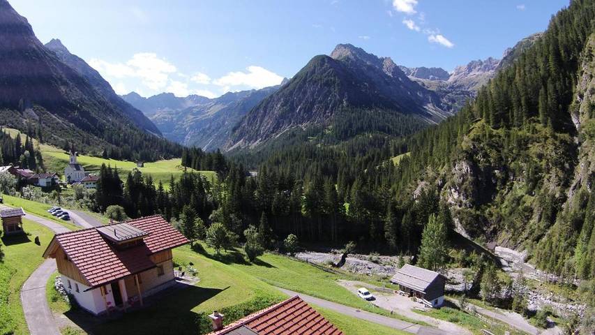 Chalet für 6 Personen, mit Terrasse und Whirlpool sowie Garten und Sauna