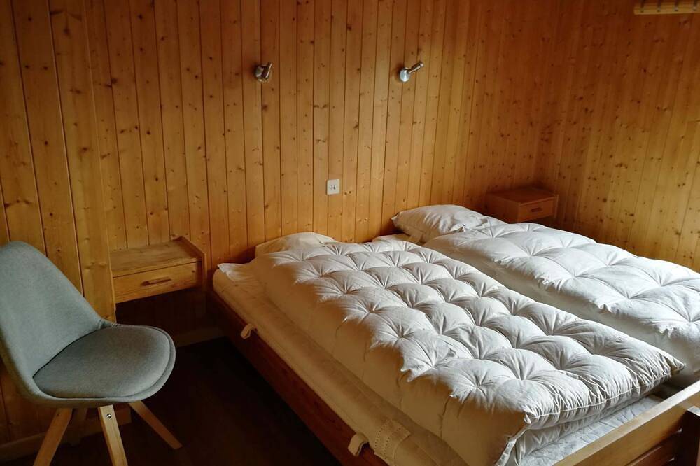 Aussen : Chalet für 6 Personen in der Nähe der Seilbahn von St-Luc, Terrasse mit Gartenmöbeln und Gr in Saint Luc, Anniviers