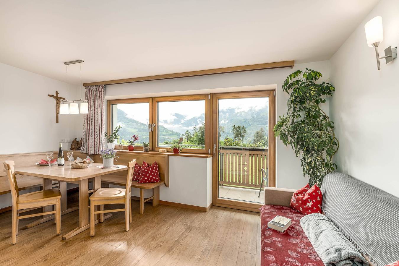 Ganze Wohnung, Huberhof Apartment 'Golden Delicious' mit Bergblick, Garten und Wlan in Pedraz, Dolomiti Superski