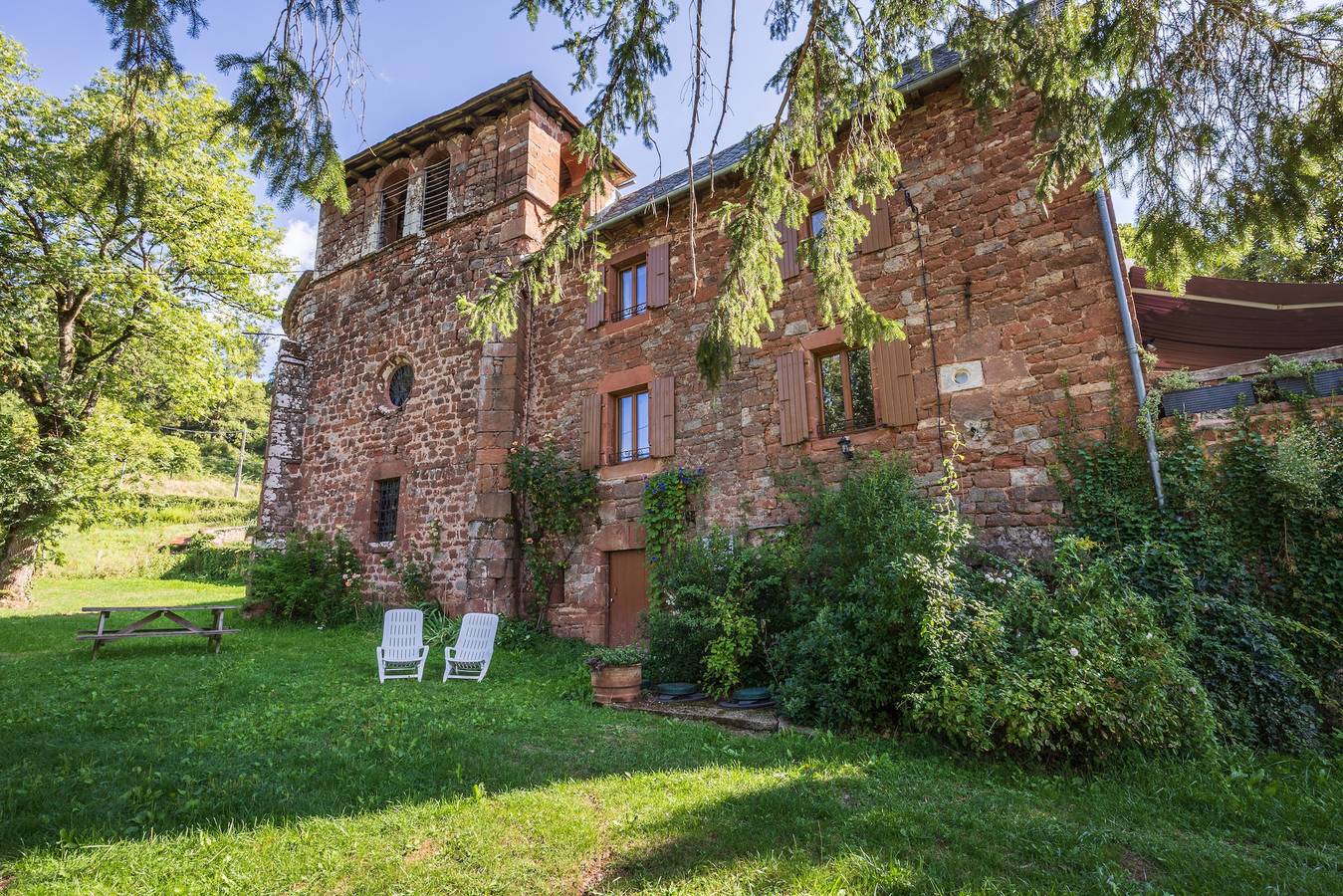 Gîte de Ségonzac : vue sur le lac, terrasse privée et Wi-Fi in Villecomtal, Aveyron