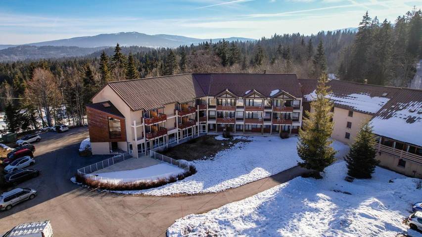 Parc de vacances pour 28 personnes, avec Terrasse ainsi que Jardin et Piscine dans le Jura