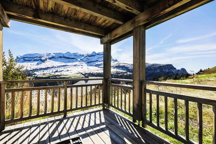 Appartement de vacances pour 4 personnes, avec piscine ainsi que vue et balcon