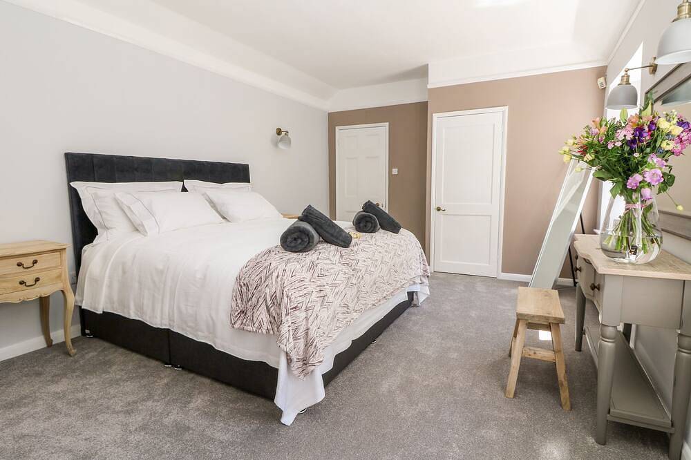 Culdrose Manor, pet friendly, luxury holiday cottage in Helston in Helston, Cornwall