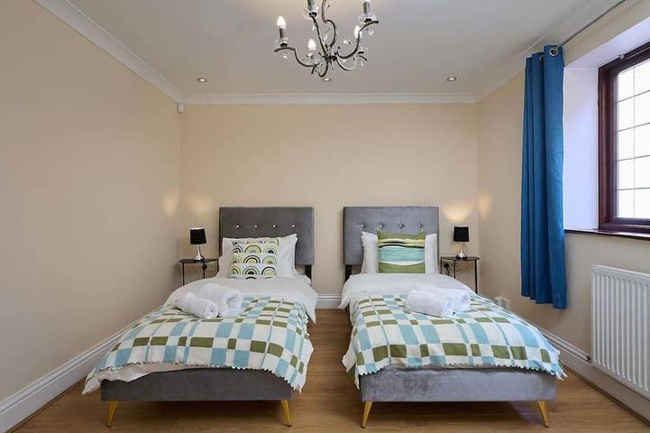 Spacious 7Br Home, families & Contractors, Hot Tub in Staffordshire
