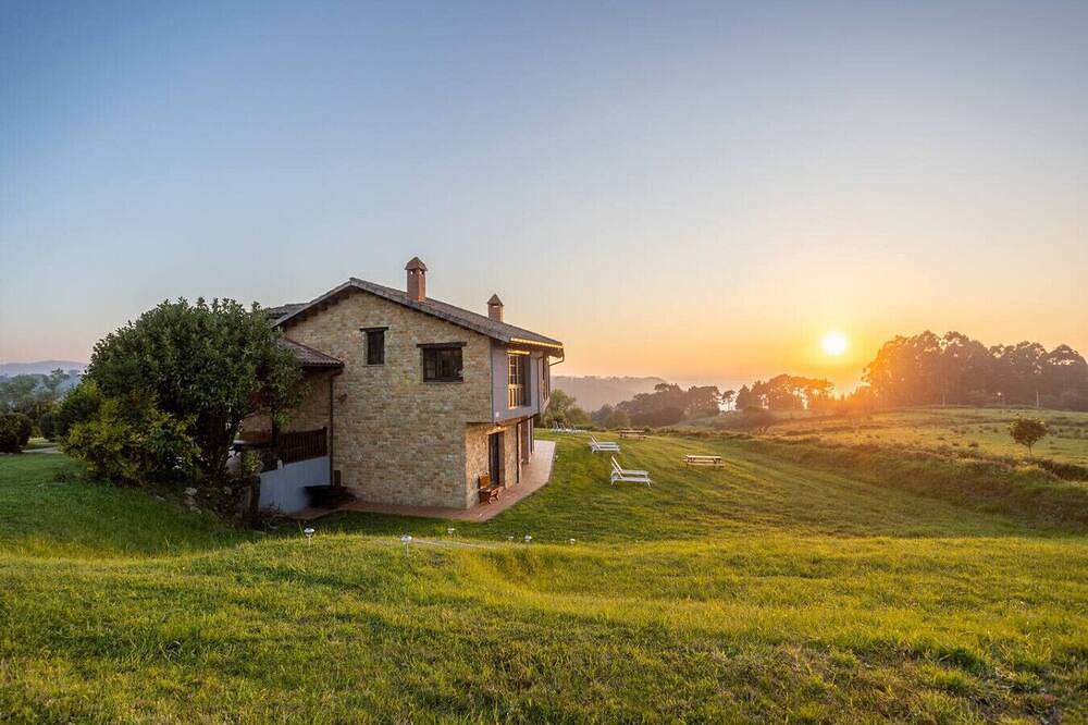 Intimate retreat overlooking the sea in Aller, Cordillera Cantábrica