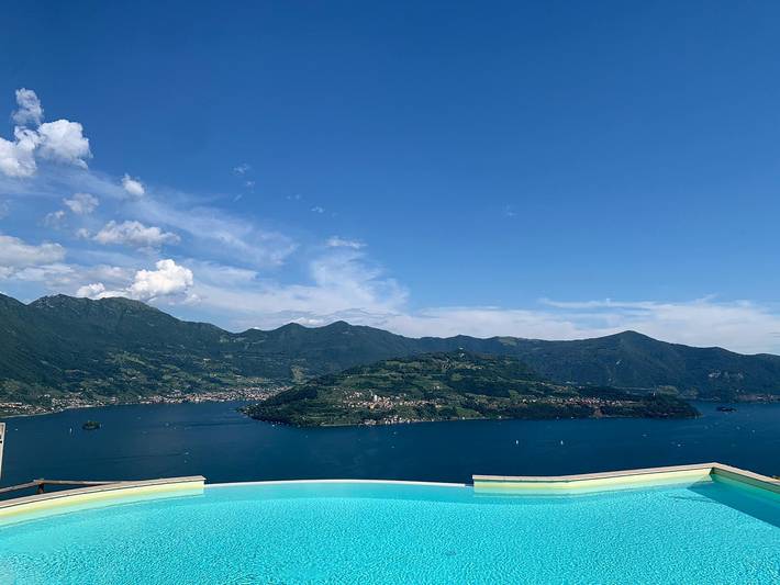 Ferienwohnung für 4 Personen, mit Terrasse und Garten sowie Pool und Seeblick am Iseosee