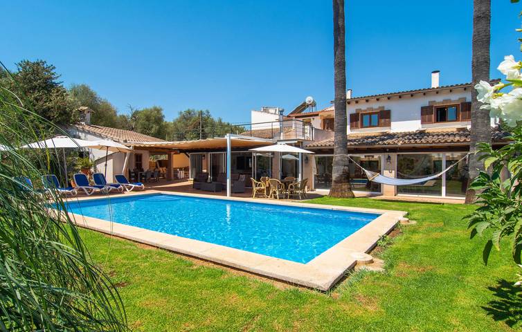 Cozy Retreat with Pool, Terrace & AC - Near Llubi City Center in Llubí, Majorca Center