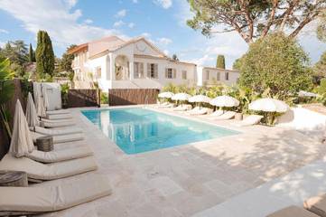 Location de vacances pour 2 personnes, avec piscine et jardin ainsi que jacuzzi et sauna, animaux acceptés à Biot