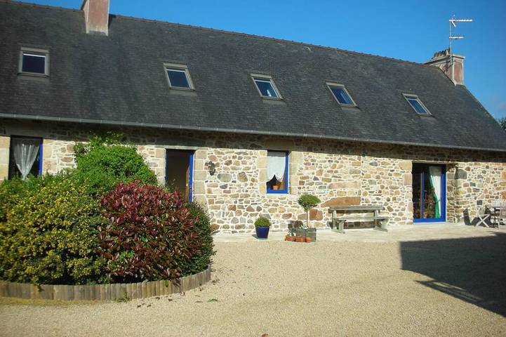 Location de vacances pour 5 personnes, avec jardin et terrasse à Guimaëc