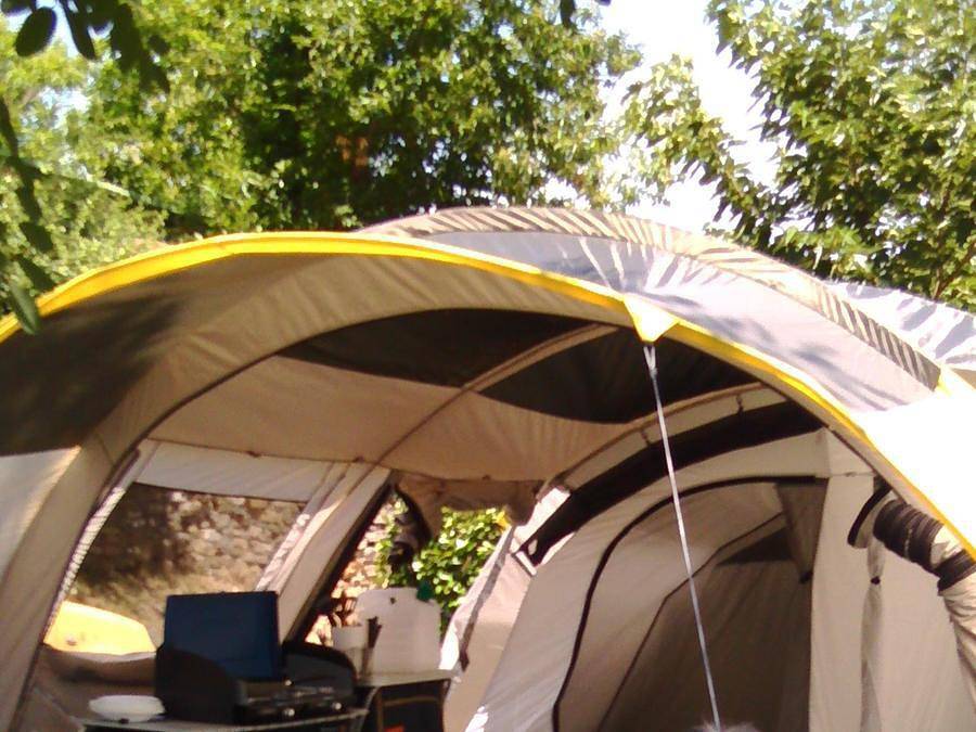Flower Camping Les Fauvettes - Tente 4 personnes - Ready To Camp : véritable tente équipée, avec frigo et electricité in Anduze, Parc national des Cévennes