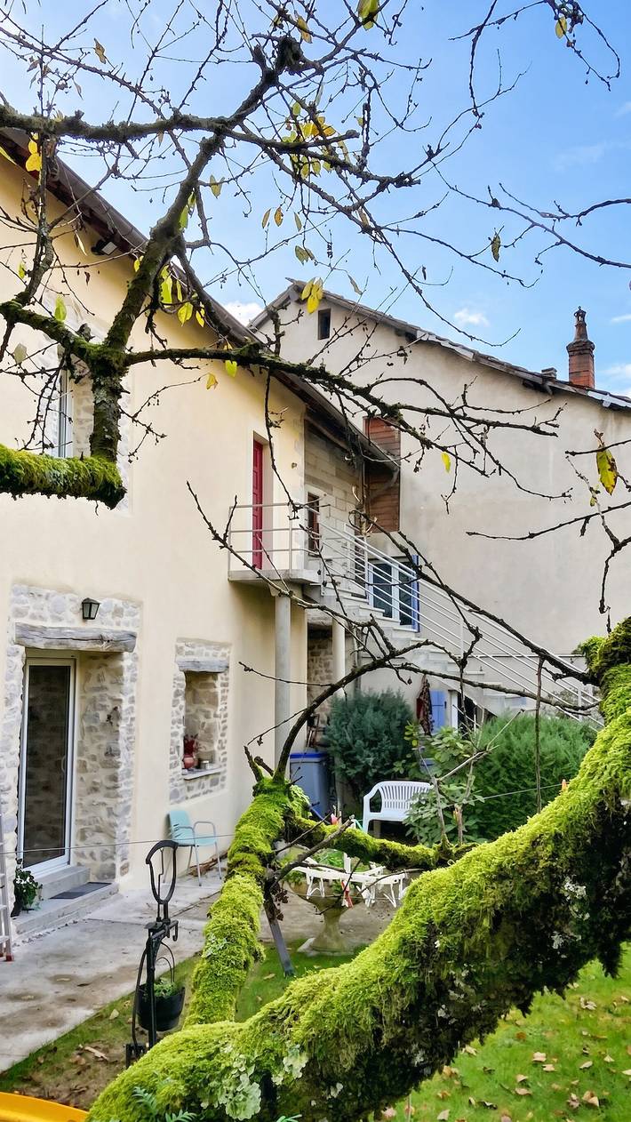 Appartement entier, Appartement confortable à Mesnay - 70 m² - Balcon privé in Mesnay, Jura Francais