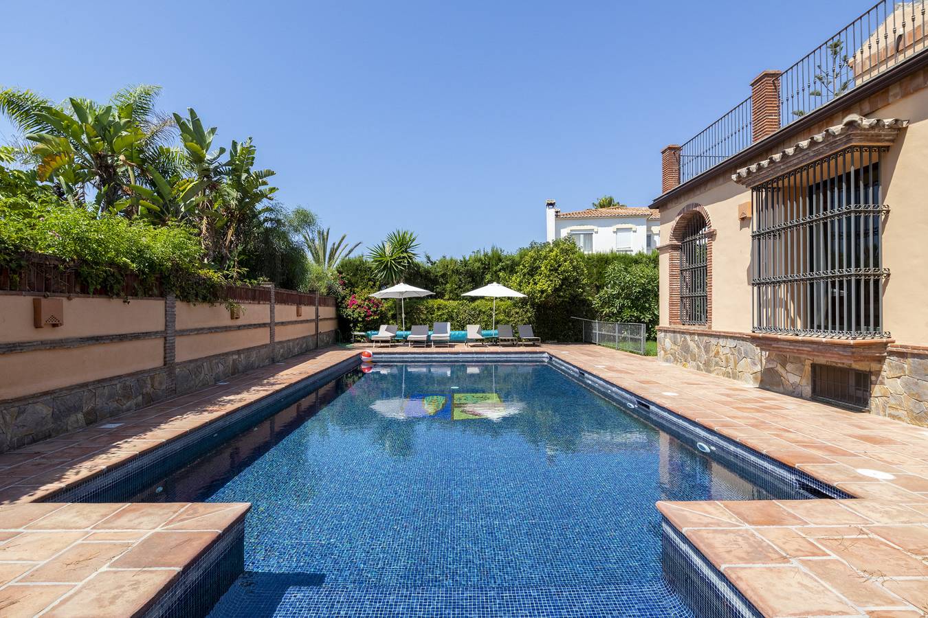Villa for 16 personer med sjøutsikt in Marbella Øst, Marbella