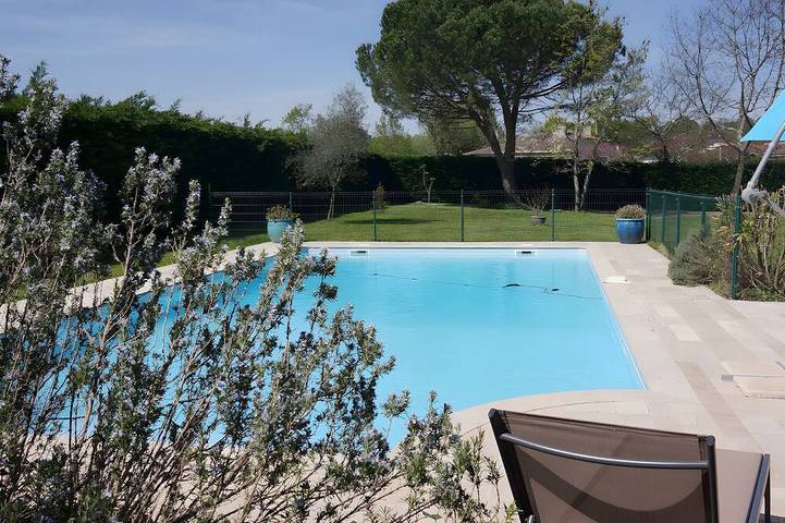 Location de vacances pour 6 personnes, avec terrasse et jardin à Porchères