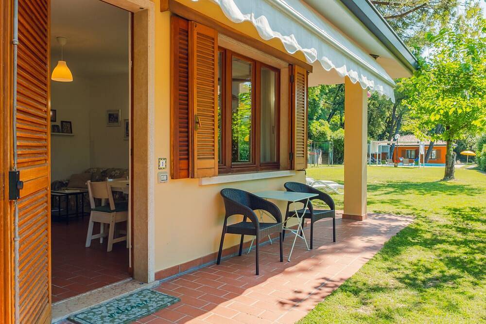 Wohnstätte-Poolblick-Eigenes Badezimmer-Apartment-lago di garda giardino in Costermano, Gardasee-Berge
