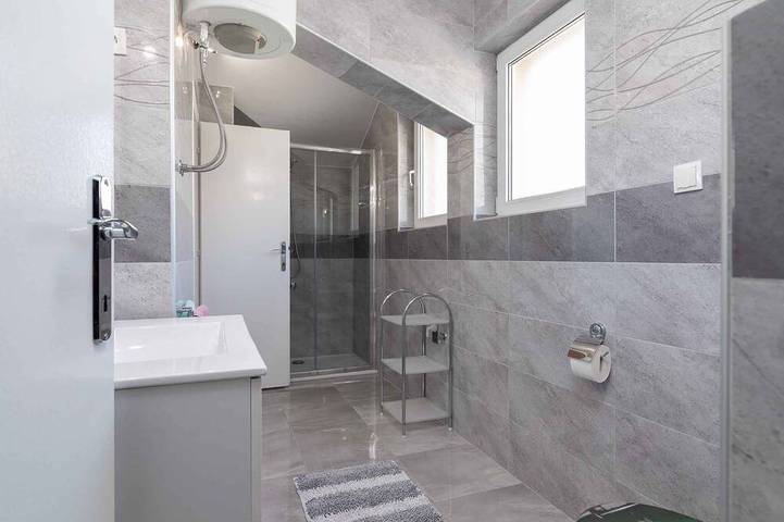 Ferienwohnung für 5 Personen, mit Terrasse und Garten sowie Pool in Karlobag - 4