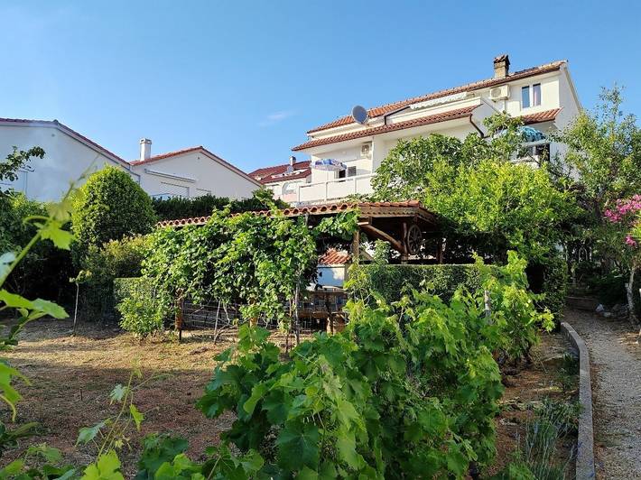 Ganze Wohnung, 2-Zimmer-Ferienwohnung mit Balkon und Meerblick Barbat, Rab A-22217-b in Kaštel (Barbat), Barbat na Rabu