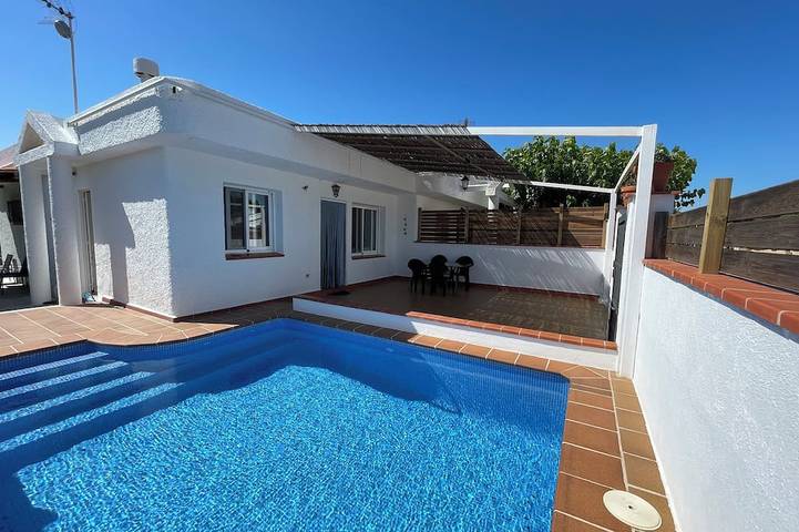 Casa Rogi, mit Pool, ideal für Familien, an der Hauptstraße und in Strandnähe in Riumar, Delta de l'Ebre