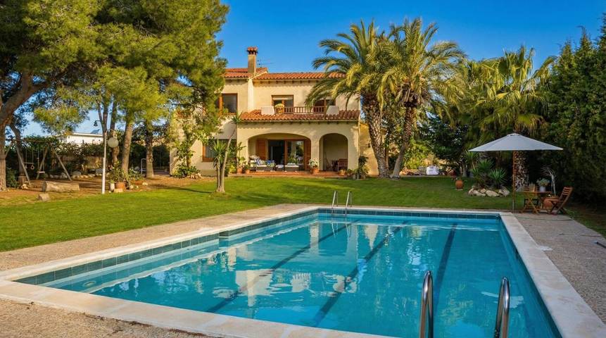 Villa voor 12 personen, with Balkon and Terras as well as Tuin and Zwembad in Vilanova i la Geltrú