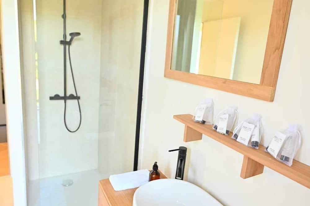 Natural Design Lodge in Milly-La-Forêt with Jacuzzi in Milly-la-Forêt, Parc naturel régional du Gâtinais français