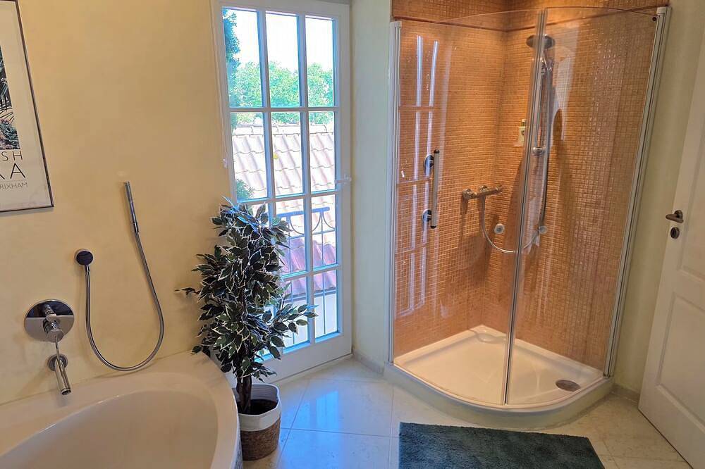 Ganze Wohnung, Moderne und komfortable Ferienwohnung, Balkon mit Bergsicht in Langenargen, Region Bodensee-Oberschwaben